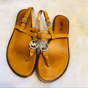 Perfect sandals to wear almost everyday.